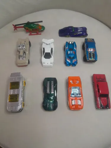 Carrinhos hotwheels. 