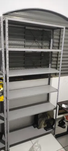 Estante de aço