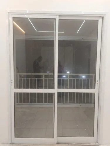 Porta balcão semi nova