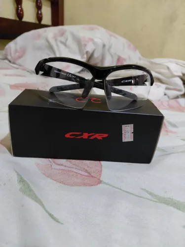 Óculos CXR com três lentes diferentes 