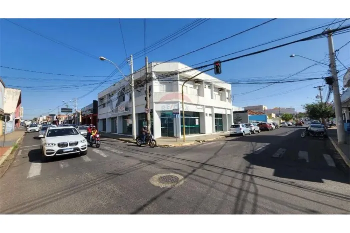 Imóvel de esquina com alto fluxo de veículos e pedestres
