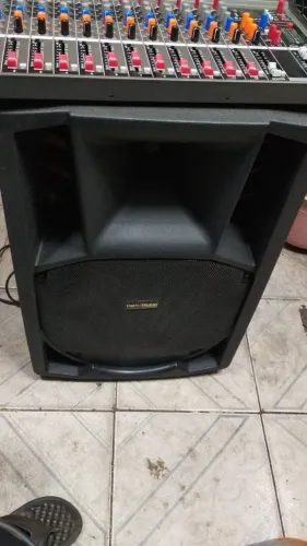 Vendo um som e uma mesa de som uma caixa de 15 polegadas