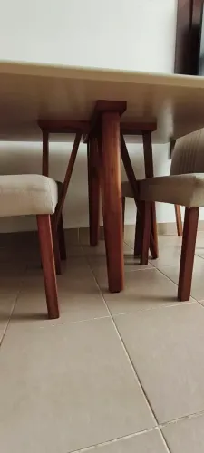 Mesa de jantar em madeira