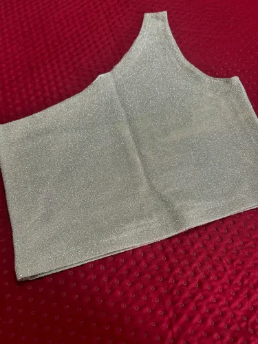 blusa de um ombro bege com brilho p
