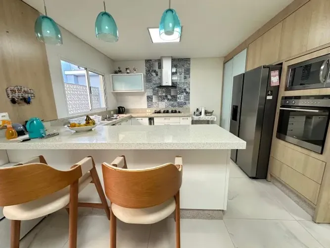 Casa térrea em Cascavel com 4 suítes, no Recanto Tropical