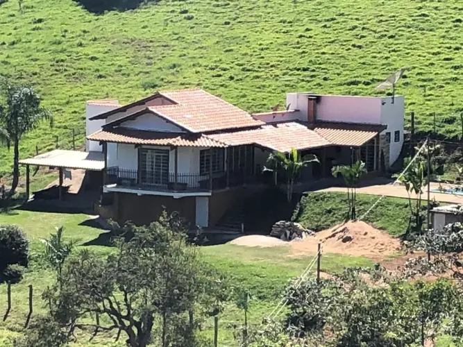 Fazendinha em Oliveira /MG 140 km de BH 82 hectares 820 mil metros boa de água