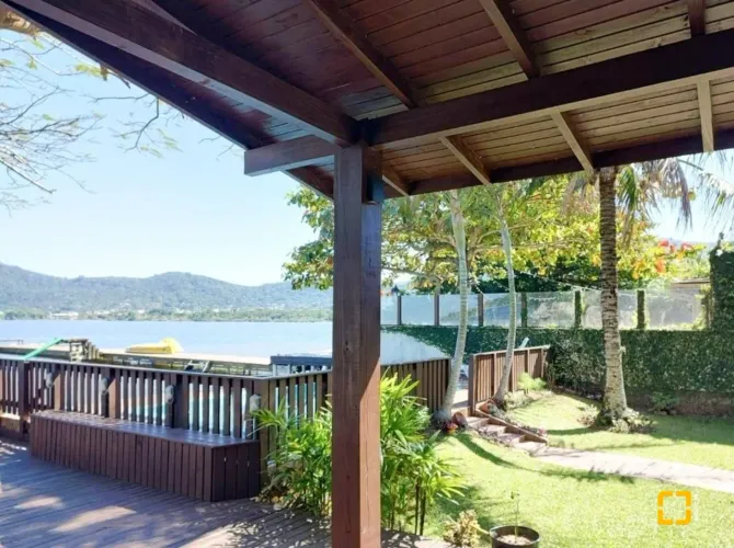 Propriedade à venda às margens da Lagoa da Conceição