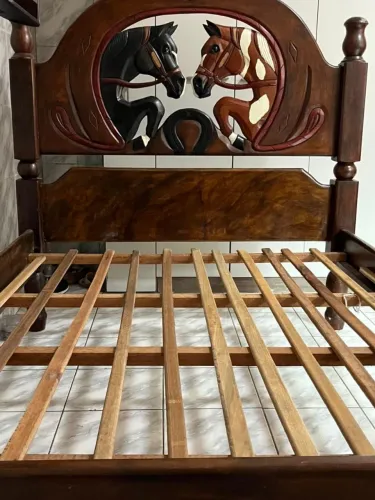 Cama de casal seminova em Madeira Nobre (Angelim Pedra).