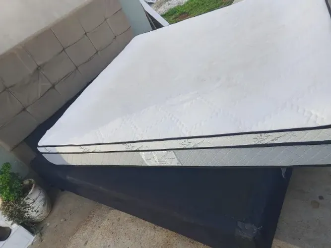 A venda uma linda cama Box casal King saise molas ensacadas acompanha cabeceira ?