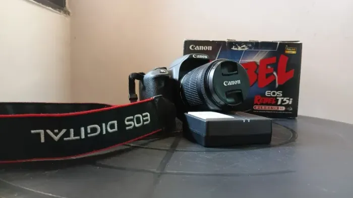 Cannon T5i semi nova