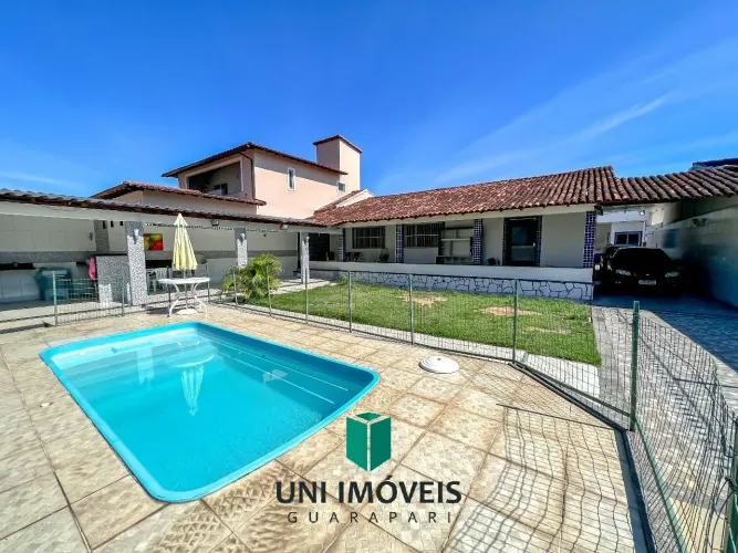 Casa linear com 4 suítes, lazer privativo a venda no Centro de Guarapari-ES.