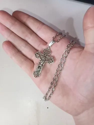 Crucifixo estilo vitral Romântico. NOVO. Aço com banho de ródio. 60 cm e 4 mm.