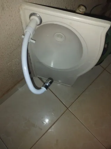 Vendo pia para banheiro com torneira em bom estado de conservação