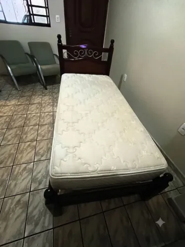 Cama solteiro de madeira com colchão 