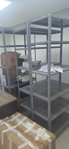 Estante em aço com 6 prateleiras