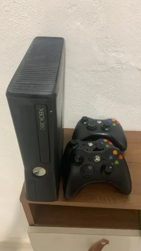 Vendo Xbox 360 + 3 controles (2 novos e 1 usado). Sem jogos e sem pilhas. Chama no PV!