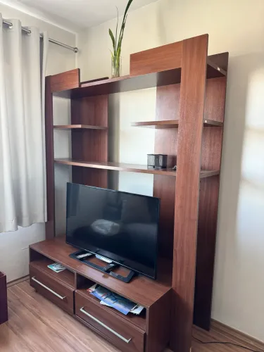 Rack com Painel para TV - Madeira/Mogno - Ótimo Espaço