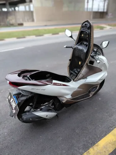 ? VENDO HONDA PCX ? MOTO EXTREMAMENTE BEM CUIDADA!<br>