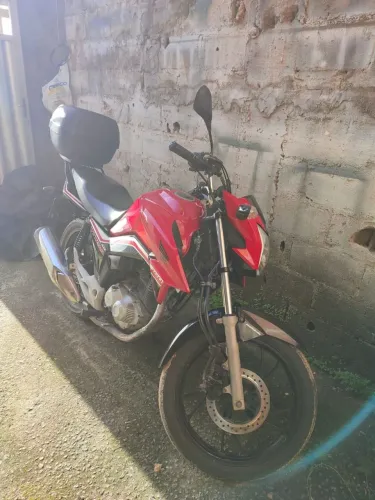 Moto bem conservada 51 km rodados, sempre feito as revisões.