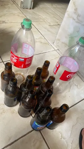 Casco de cerveja e coca