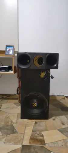 Caixa de som sub mais corneta