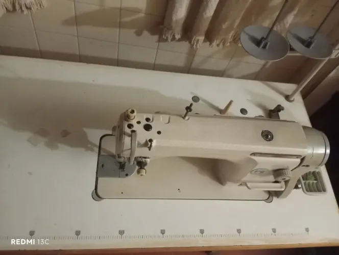 Máquina de costura reta industrial