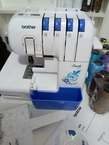 Maquina costura Overloque domestica Brother Lock 3534DT - com 18 unidades de fios próprias