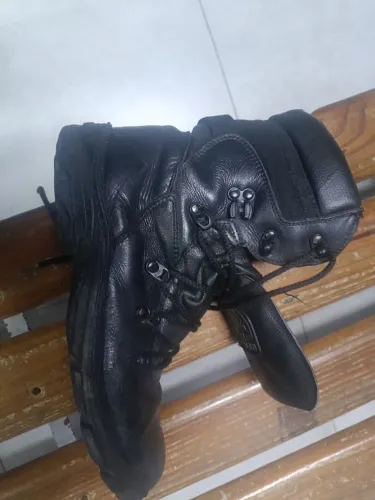 Coturno militar usado. Em bom estado de uso  40 reais 