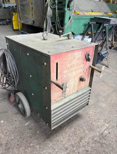 Retificador para Solda industrial de corrente contínua.  Modelo RS - 500 Marca TITAN