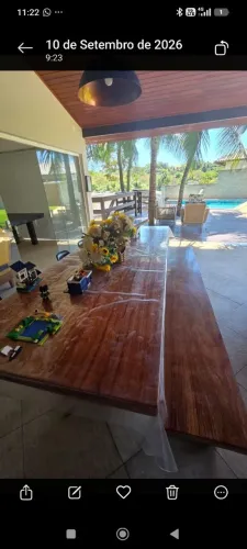 Mesa em madeira de lei angelim, acabamento alto brilho.
