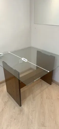 Mesa de Vidro com Base de Madeira (Sem Cadeiras)