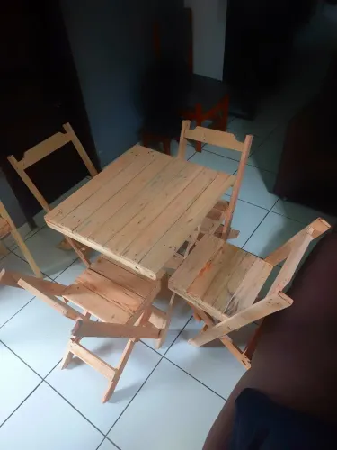 Mesa de madeira com 4 cadeira dobrável zap *