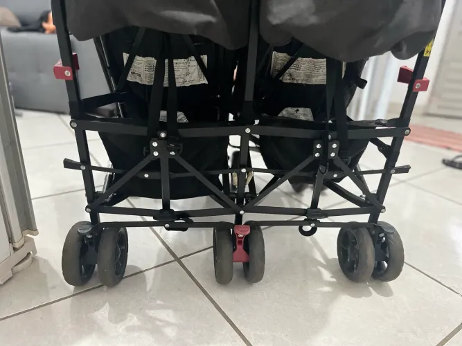 carrinho de gêmeos