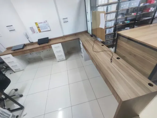 Mesa planejada em L em MDF premium