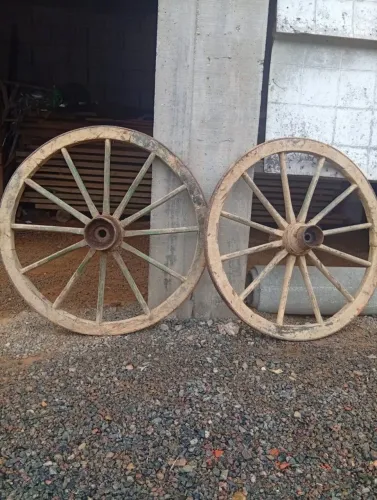 Roda de carroça em perfeito estado 
