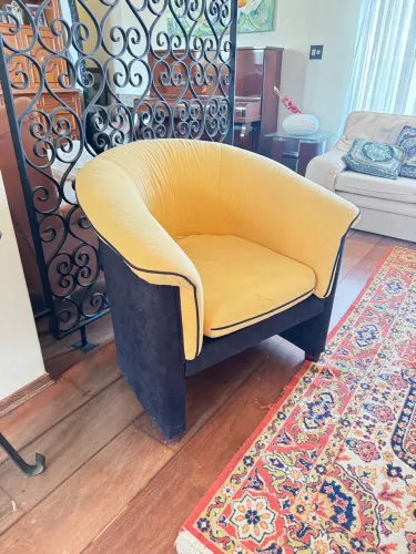 Poltrona modelo cabriolet revestida em tons amarelo e preto