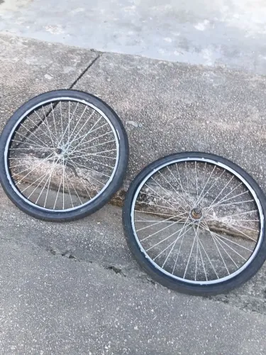 Vendo o aro 24 rodas uma tá sem câmera de ar