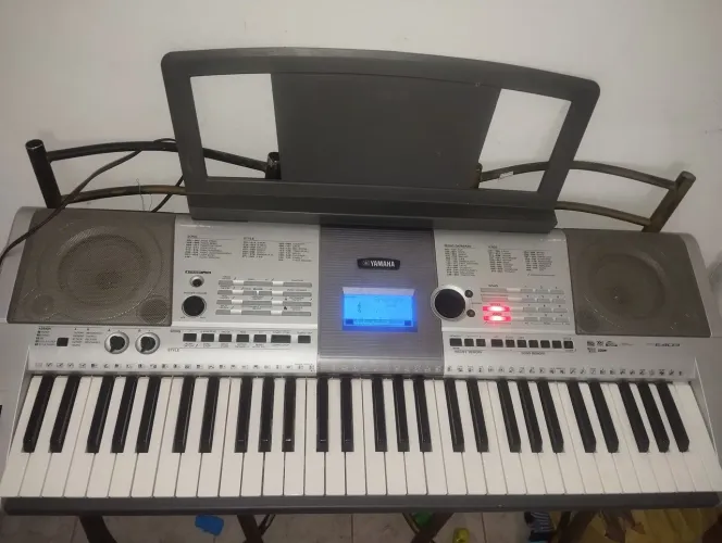 Teclado Yamaha PSR-E403 com Capa