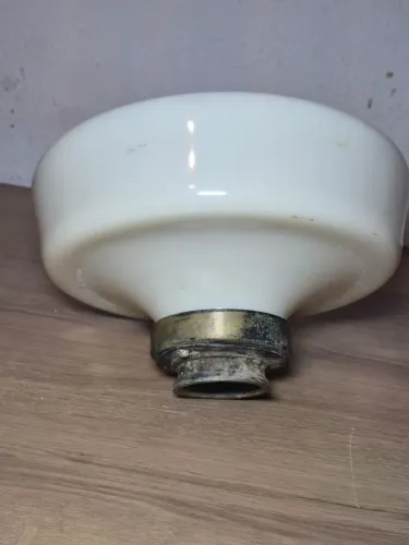 Antiga cuspideira fabricada entre as décadas de 20 e 40 com patente nos EUA opalina 