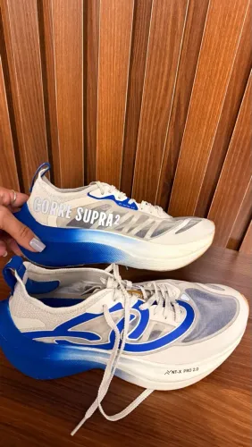 Tênis de corrida corre supra 2