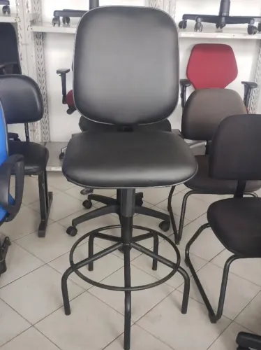 Cadeira para caixa e balcão em courino 