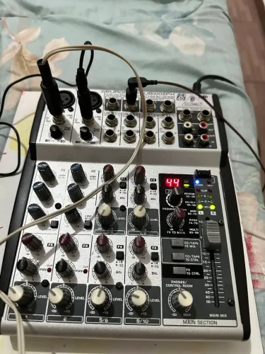 Mesa de som behringer hub1002fx