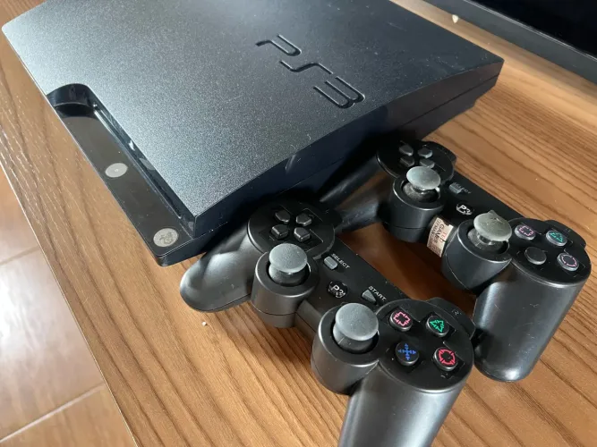 Ps3 slim desbloqueado + 2 controles + 30 jogos
