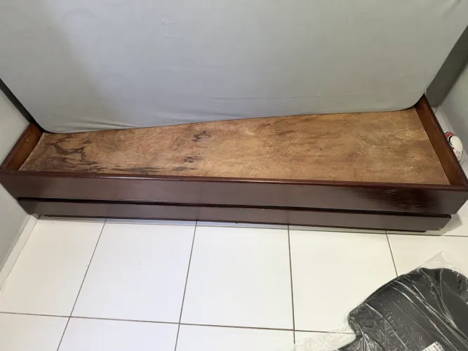 Cama de cerejeira com colchão solteiro 