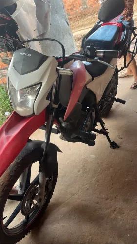 Vendo bross 2017 com roda liga leve faltando apenas uma pintura mais o motor top top