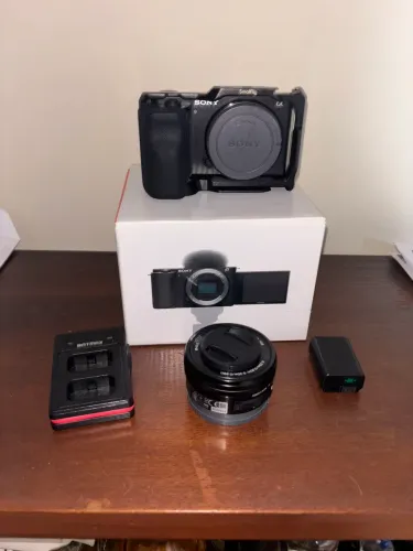 ZV-E10 Câmera Sony + Lente Kit 16-50mm + cage e bateria