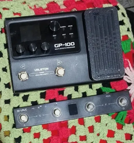 Pedais: Valenton Gp100, Us Dream, Golden Horse, Angel Chorus, Alfa Turner, Pedalboard