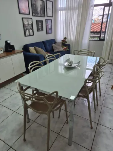 Mesa de jantar com seis cadeiras