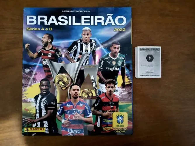 Álbum Campeonato Brasileiro 2022 vazio + 65 figurinhas soltas para colar