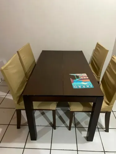 Mesa de jantar com 4 cadeiras